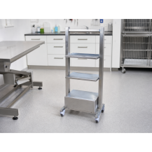Wózek laboratoryjny B6, Inox 304, gniazdo elektryczne, opcja kółek/nóżek — w gabinecie weterynaryjnym