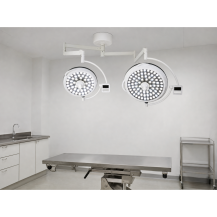 Lampa operacyjna LED dwuczaszowa sufitowa – regulacja natężenia i barwy | YDE700/500 E — w gabinecie weterynaryjnym