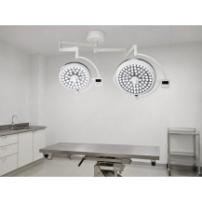 Lampa operacyjna LED dwuczaszowa sufitowa – regulacja natężenia i barwy | YDE700/500 E — w gabinecie weterynaryjnym