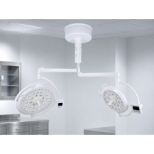 Lampa operacyjna LED dwuczaszowa sufitowa – bezcieniowa z regulacją ostrości | YDE700/500 L — w gabinecie weterynaryjnym