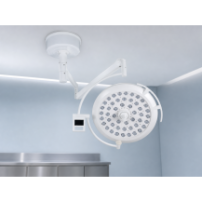 Lampa operacyjna LED jednoczaszowa sufitowa – bezcieniowa, regulowana | YDE700 L — w gabinecie weterynaryjnym