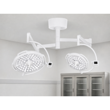 Lampa operacyjna LED dwuczaszowa sufitowa YDE-700/500 B TYPE – bezcieniowa, regulowana, wysoki CRI — w gabinecie weterynaryjnym