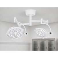 Lampa operacyjna LED dwuczaszowa sufitowa YDE-700/500 B TYPE – bezcieniowa, regulowana, wysoki CRI — w gabinecie weterynaryjnym