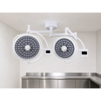 Lampa operacyjna LED dwuczaszowa sufitowa – bezcieniowa, szeroki zakres regulacji YDE-700/500J — w gabinecie weterynaryjnym