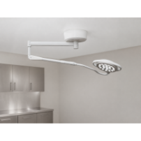 Lampa operacyjna LED sufitowa – YDE-300, 50 000 lx, CRI 95, Osram LED — w gabinecie weterynaryjnym