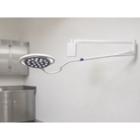 Lampa operacyjna LED przyścienna – YDE-300, 50 000 lx, CRI 95, Osram LED — w gabinecie weterynaryjnym