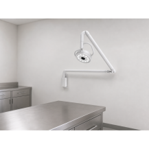 Przyścienna lampa diagnostyczna LED – YDE-200C, 40 000 lx, 5000 K, 36 W — w gabinecie weterynaryjnym
