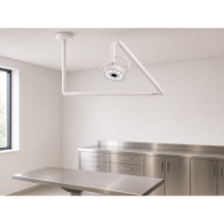 Lampa diagnostyczna LED sufitowa – YDE-200C, 40 000 lx, 5000 K, 36 W — w gabinecie weterynaryjnym