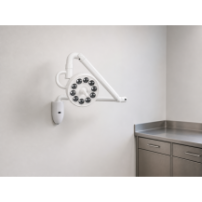 Przyścienna lampa diagnostyczna LED – YDE-150, 80 000 lx, 30 W, 5500–6000 K — w gabinecie weterynaryjnym