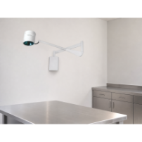 Przyścienna lampa diagnostyczna halogenowa – YDE-200, 50 000 lx, 4000 K, 50 W — w gabinecie weterynaryjnym