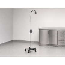 Wolnostojąca lampa diagnostyczna LED – YDE-B, 16 000 lx, 5 W, 4000–5000 K — w gabinecie weterynaryjnym