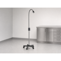 Wolnostojąca lampa diagnostyczna LED – YDE-B, 16 000 lx, 5 W, 4000–5000 K — w gabinecie weterynaryjnym